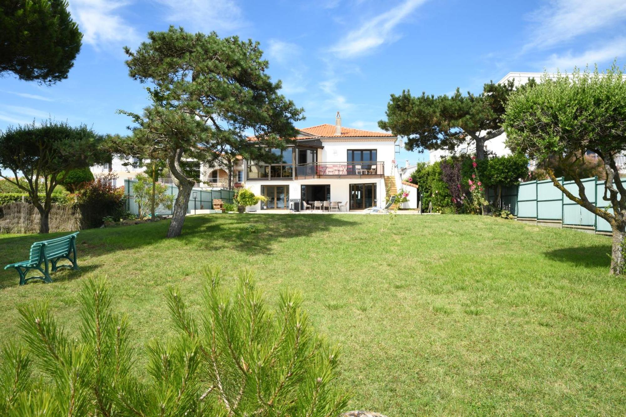 Avec Piscine Chauffee Et Magnifique Vue Royan